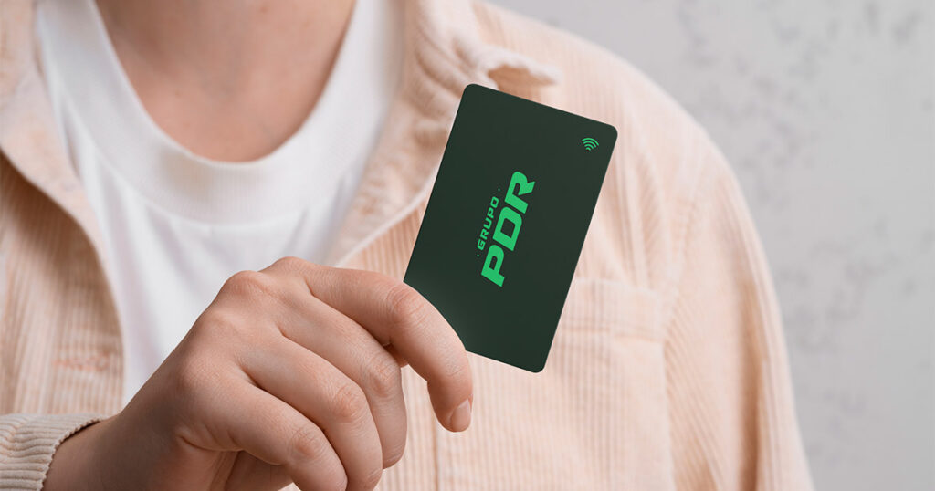 Icono de un candado sobre una tarjeta NFC para ilustrar la seguridad de las tarjetas de visita digitales.