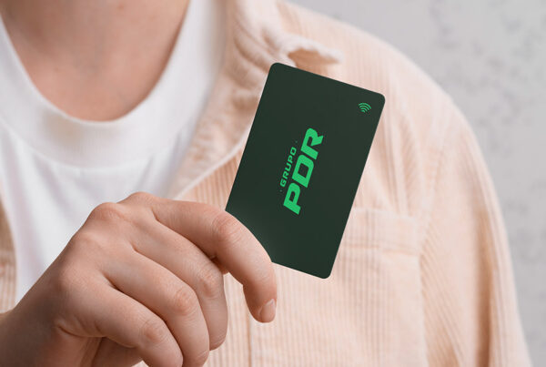 Icono de un candado sobre una tarjeta NFC para ilustrar la seguridad de las tarjetas de visita digitales.