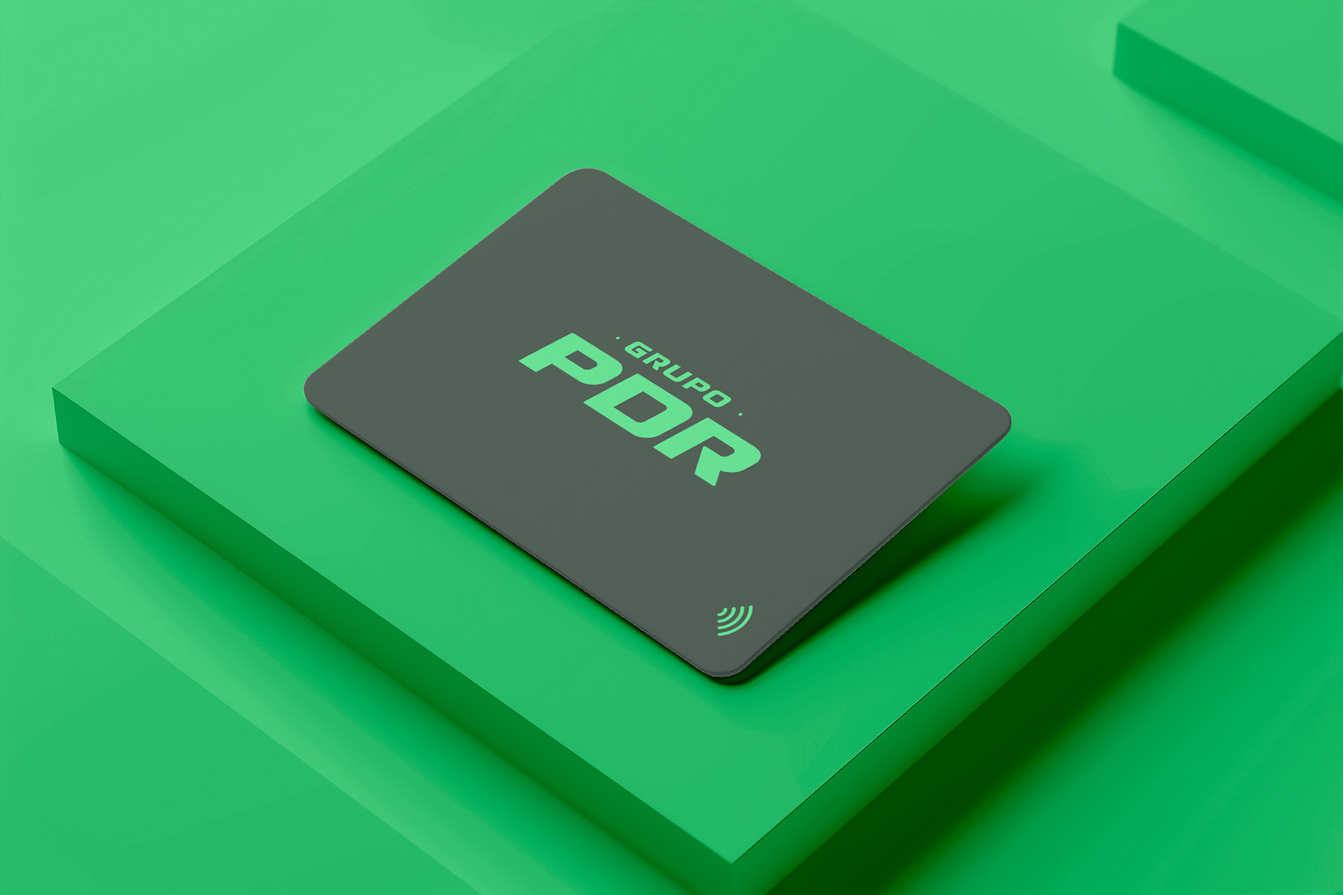 Comparativa visual entre una tarjeta de visita digital moderna y una pila de tarjetas de papel, ilustrando las ventajas.