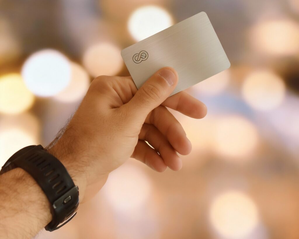 Comparativa de las mejores apps para tarjetas de visita digitales en la pantalla de un smartphone, artículo de Taplei