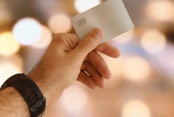 Comparativa de las mejores apps para tarjetas de visita digitales en la pantalla de un smartphone, artículo de Taplei