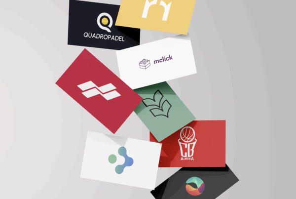 Collage de ideas creativas para el diseño de tarjetas de visita NFC, mostrando diferentes estilos, colores y materiales.